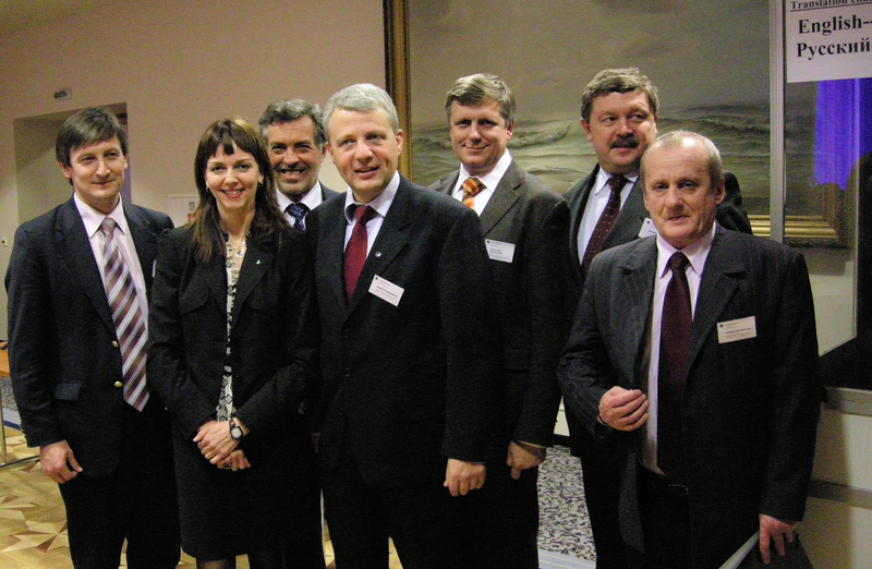 Dagfinn Høybråten (i midten) har flere gange forhandlet med politikere fra Hviderusland.