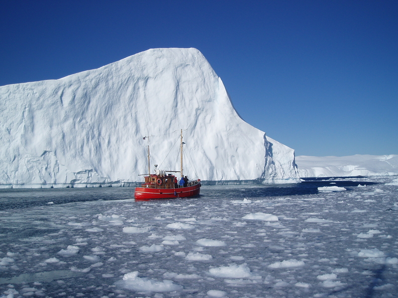 Båt og isfjell på Grønland