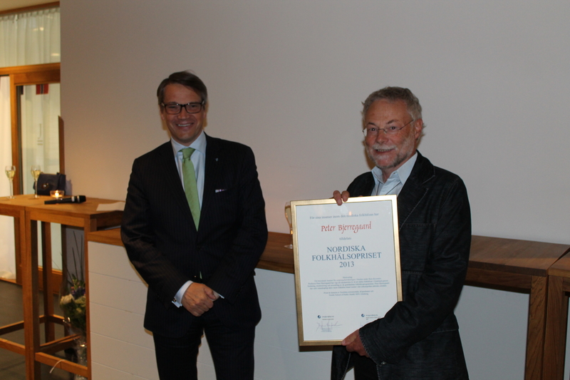 Socialminister Göran Hägglund giver Peter Bjerregaard Nordisk Folkehelsepris 2013