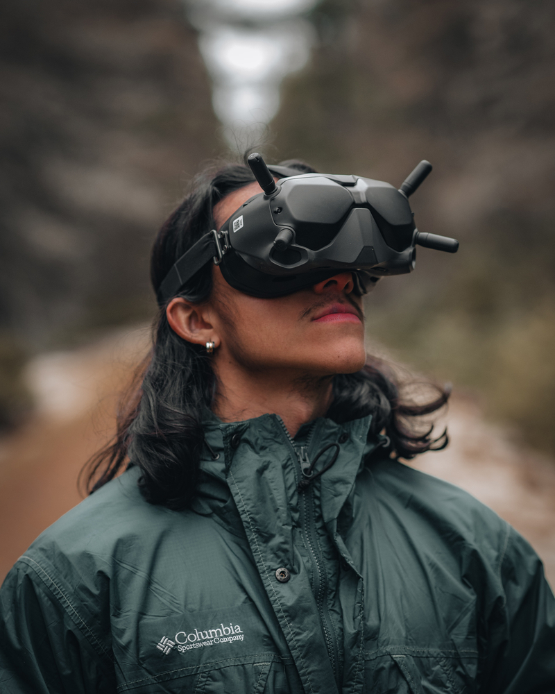 Mann som anvender VR-briller