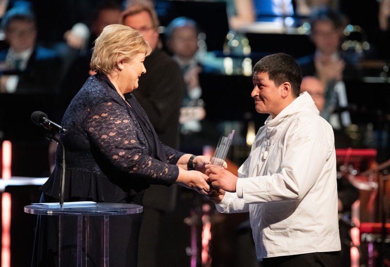Per Ole Frederiksen on behalf of The Natural Resource Council of Attu on the west coast of Greenland receiving the Nordic Council Environment Prize for 2018 from Norwegian prime minister Erna Solberg.