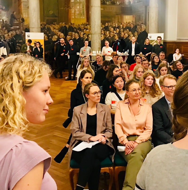 unga håller möte på Christiansborg