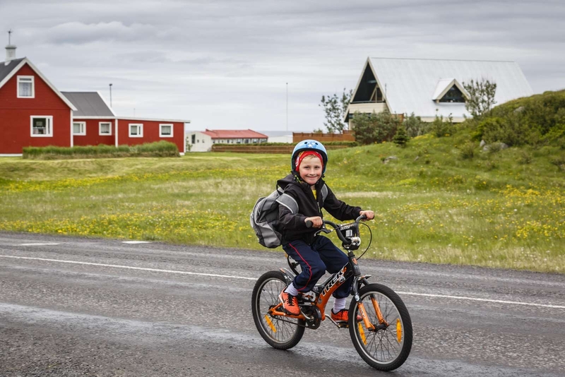 pojke cyklar på Island