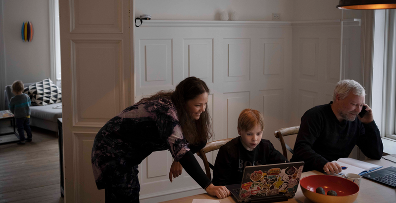 Familie arbejder hjemme