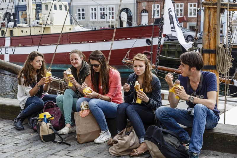 unga äter glass i Nyhavn