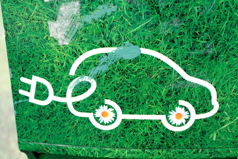 Tegning af elbil på græsplæne