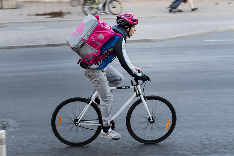 Man cyklar med foofora-ryggsäck