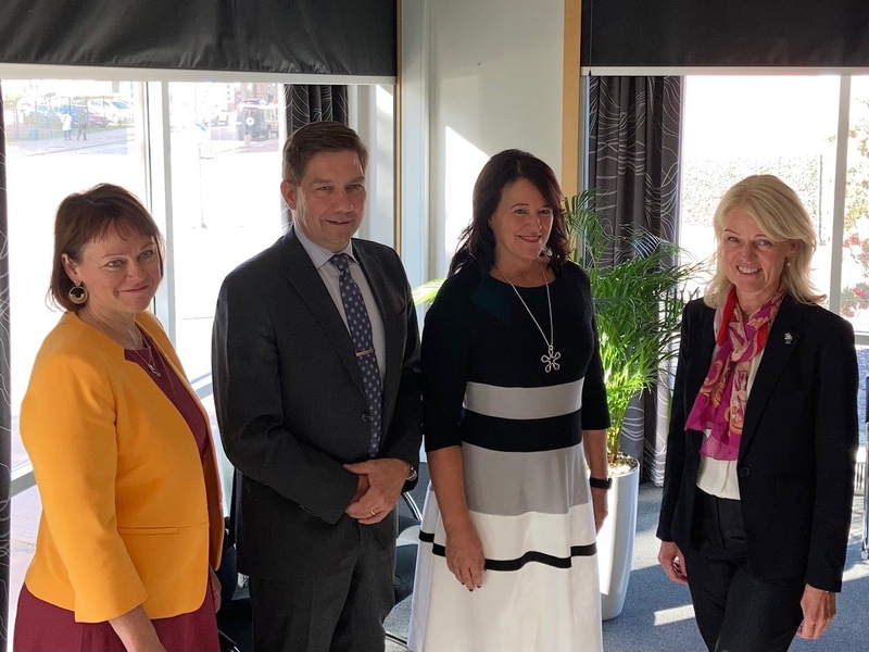 Ministrarna Thomas Blomqvist, Anette Holmberg-Jansson och Anna Hallberg, tillsammans med generalsekreterare Paula Lehtomäki