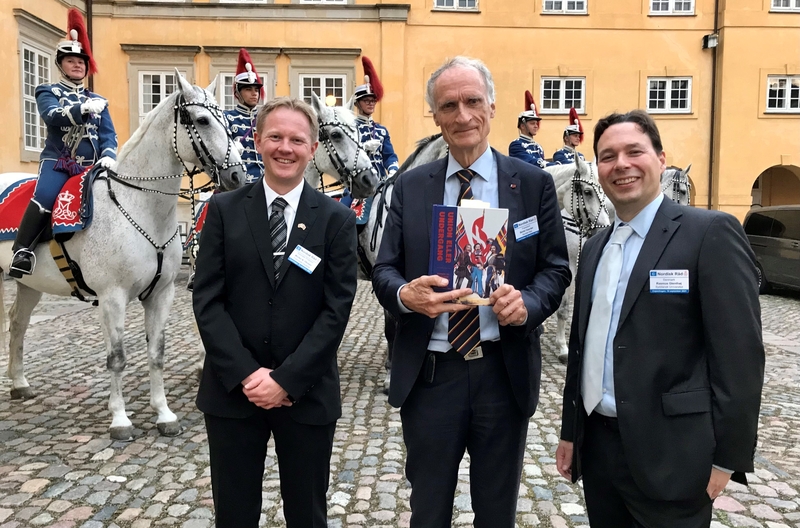 Nordiska rådets president Bertel Haarder med boken om skanindavismen, flankerad av författarna Morten Nordhagen Ottosen och Rasmus Glenthøj.