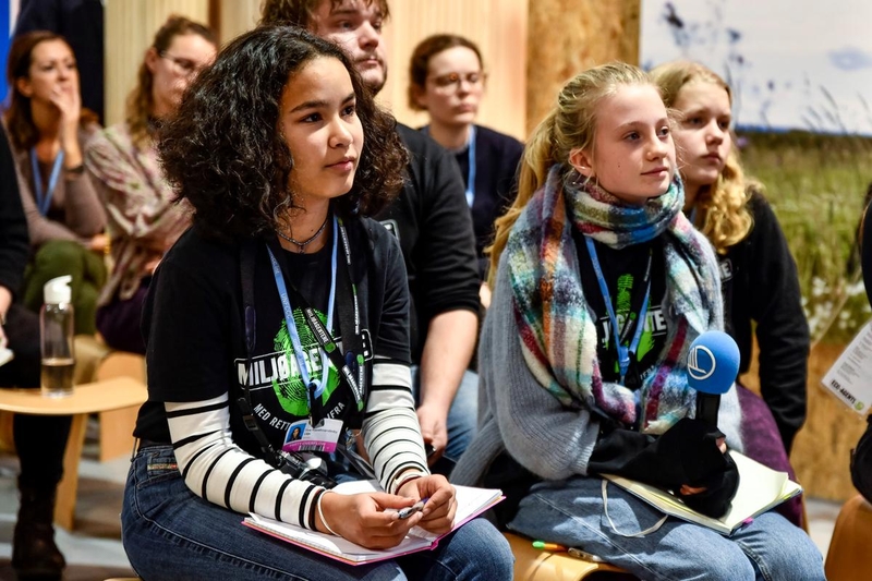 Unga tjejer i en klimatdebatt
