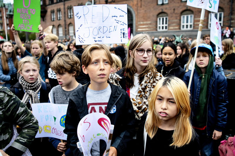 ungdomar demonstrerar utanför folketinget 