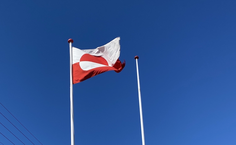 Et grønlandsk flag blafrer i vinden
