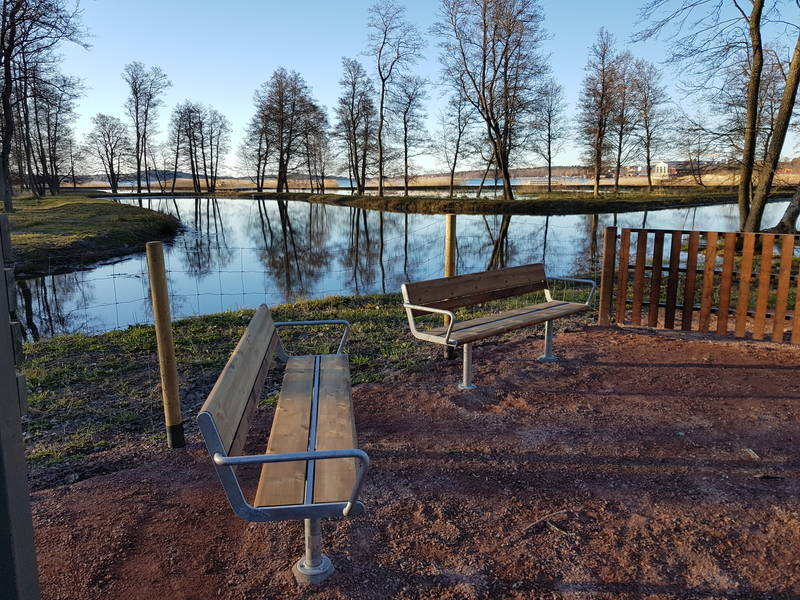 Vinter, to bænke foran en sø