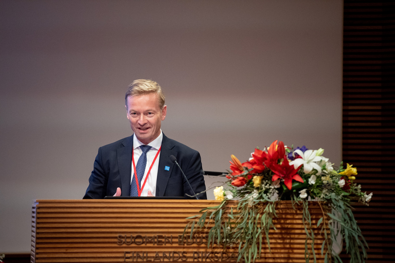 Helge Orten on stage speaking