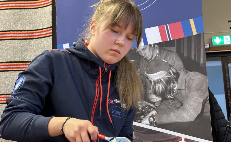 Ung kvinnlig skomakare tillverkar skor