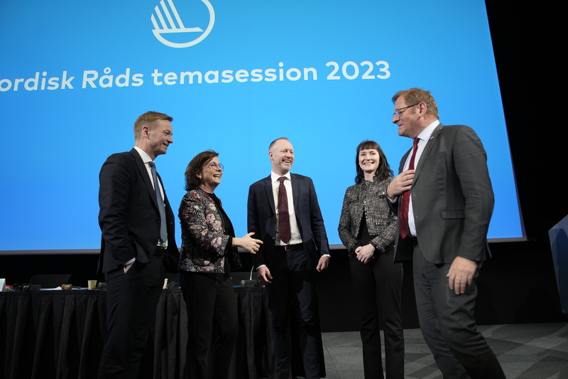 Helge Orten, Karen Elleman, Guðmundur Ingi Guðbrandsson, Kristina Háfoss, Jorodd Asphjell på podiet under Nordiska rådets temasession 2023