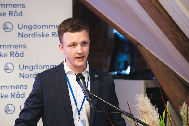 Anders Hansen i talarstolen på Ungdomens Nordiska Råds session i Oslo 2023.