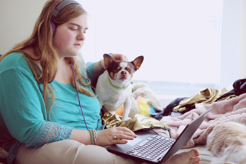 Kvinde med hund og computer