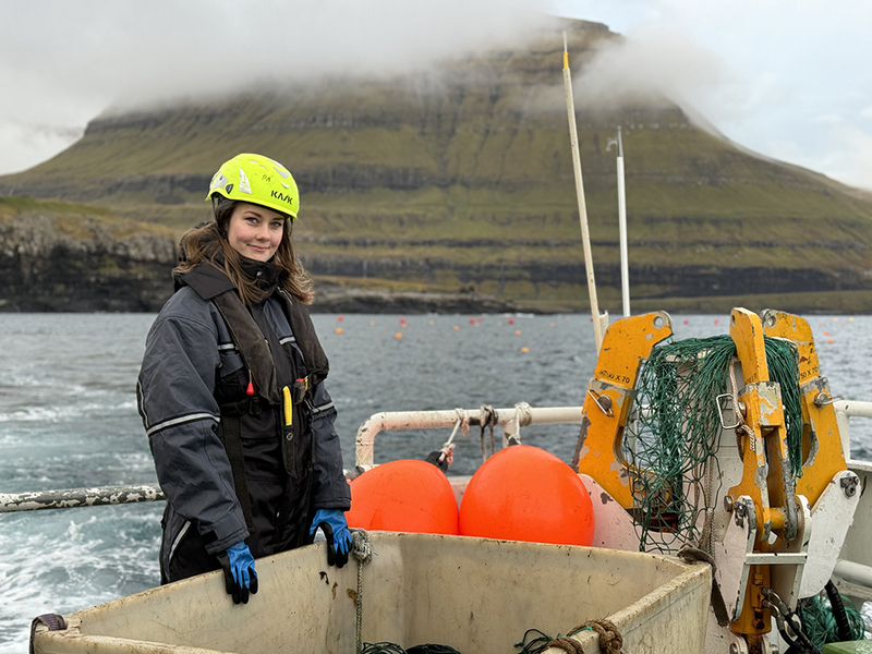 Kvinna på båt i FÄröarna