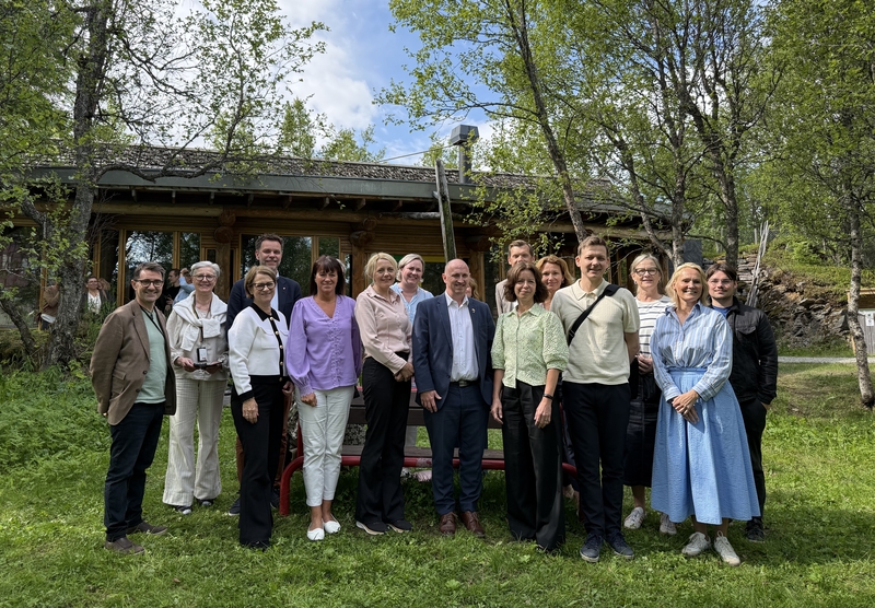 Utvalget for Velferd i Norden i Nordisk råd på sommermøte i Tromsø 2025. Utvalget samlet foran Árdna – Universitetets samiske kulturhus sammen med forskere og fakultet fra UiT.