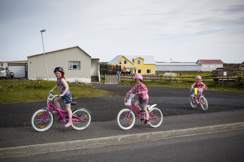 Børn på cykler på Island