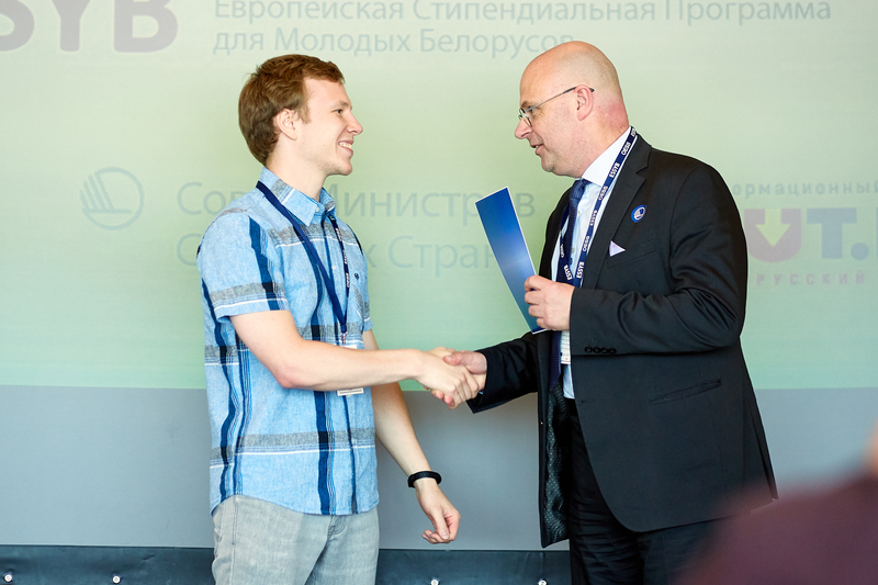 Bo Harald Tillberg overrækker eksamensbevis til en kandidat fra Hviderusland