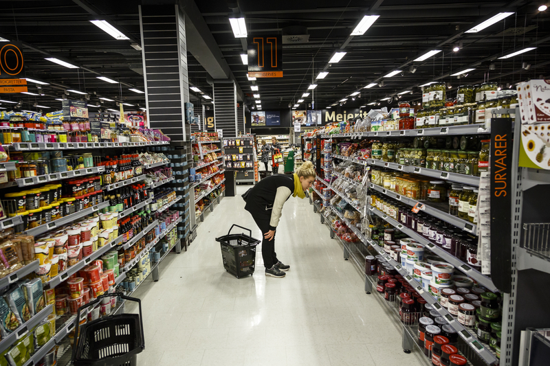 Kvinde i supermarked