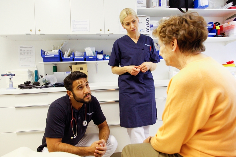 Läkare och sköterska samtalar med patient