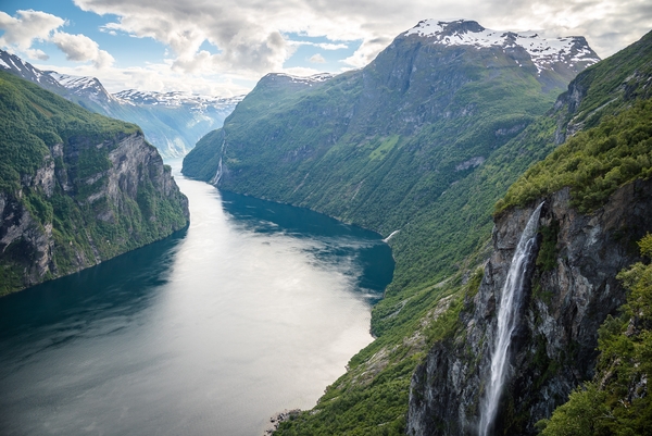 En fjord omgivet af bjerge