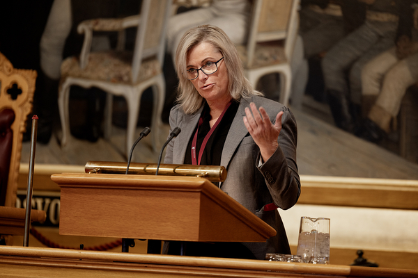May Britt Lagesen presenterer forslaget om å opprette et nordisk senter for nukleær kompetanse