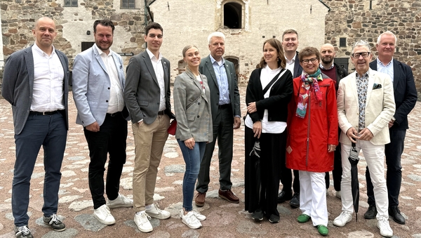 Utskottet för kunskap och kultur i Norden framför Åbo slott