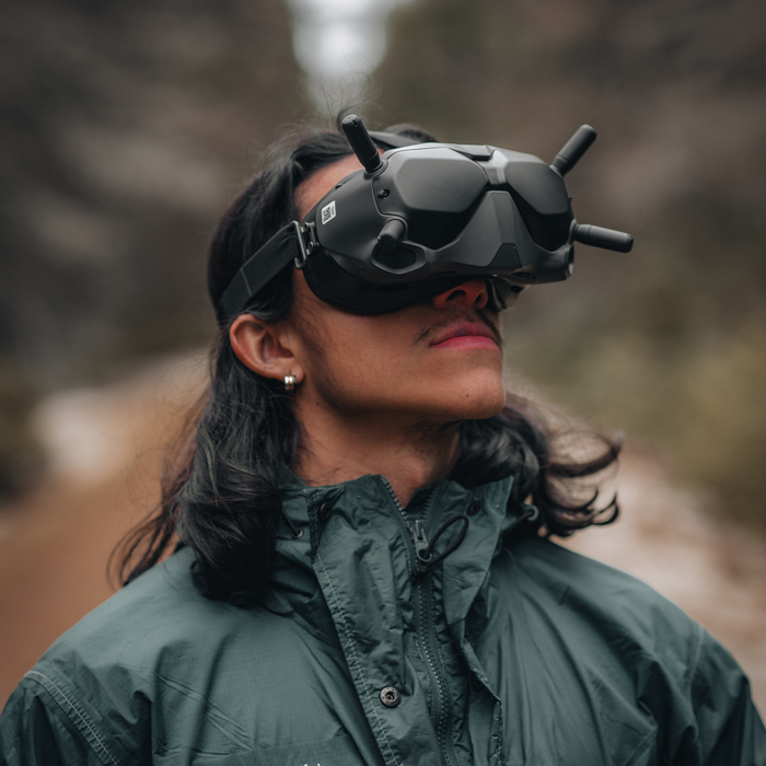 Mann som anvender VR-briller