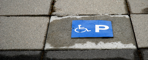 Handicapskilt på parkeringsplads