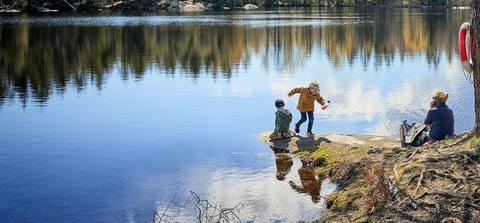 Børn leger ved sø