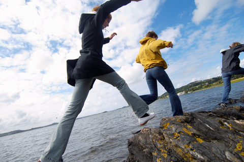 Løpende ungdom på svaberg i Stavanger