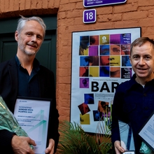 Dag Johan Haugerud och Yngve Sæther som vinner Nordiska rådets filmpris 2020 för filmen Barn fick ta emot Statyetten på produktionskontoret tisdag kväll.