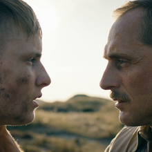 Actionbild Land of Mine (Danmark) - Louis Hofmann & Roland Møller