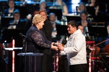 Per Ole Frederiksen on behalf of The Natural Resource Council of Attu on the west coast of Greenland receiving the Nordic Council Environment Prize for 2018 from Norwegian prime minister Erna Solberg.