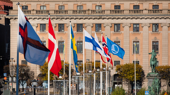 Nordiske flag foran Riksdagen i Stockholm