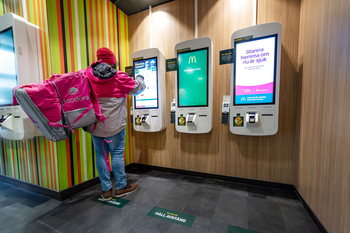 cykelbud hämtar mat på McDonalds