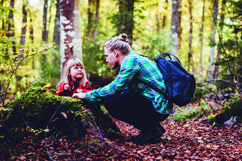 Far og datter i skogen