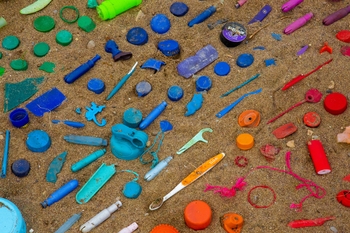 Plastskräp på strand