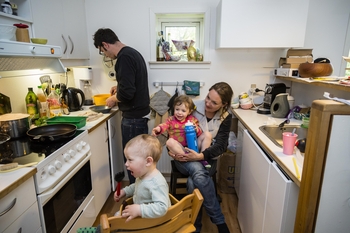 Børnefamilie i køkken