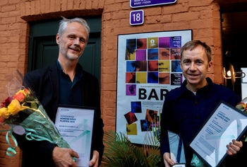 Dag Johan Haugerud och Yngve Sæther som vinner Nordiska rådets filmpris 2020 för filmen Barn fick ta emot Statyetten på produktionskontoret tisdag kväll.