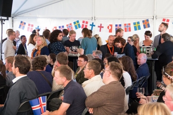 fotbollsmatch i Nordens tält i Almedalen