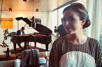 programledaren Halla Oddny Magnusdottir med pianisten Vikingur Olafsson 