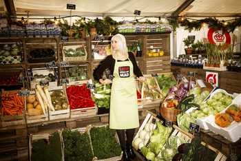 Tidligere vinder af miljøprisen Selina Juul står mellem kasser med grøntsager
