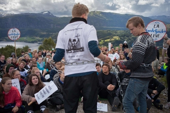 unga demonstrerar mot gruvdrift 