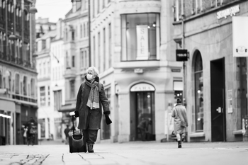 Kvinne på gate i København