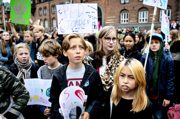 ungdomar demonstrerar utanför folketinget 